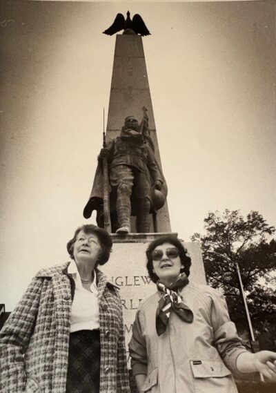 two-women-at-obelisk