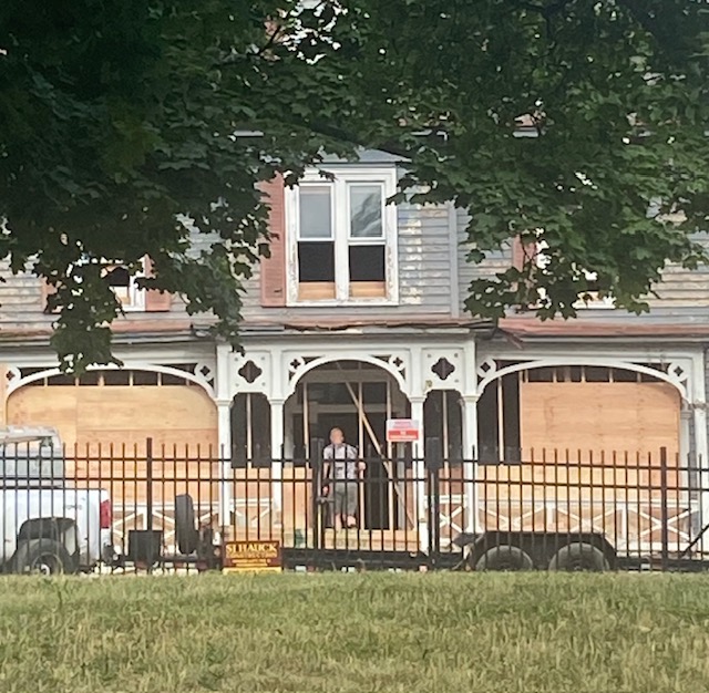 Further preparation of the house for transport.